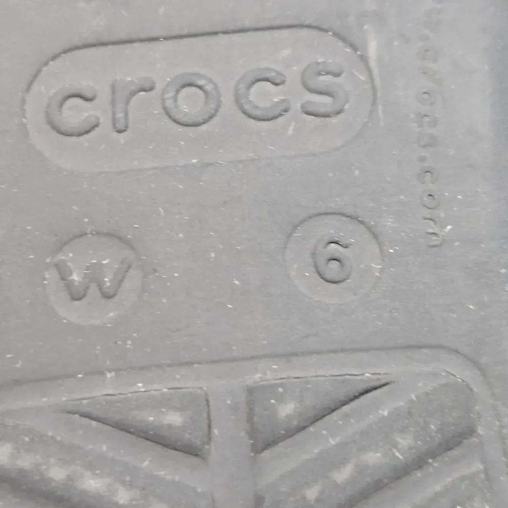 Crocs Sanrah Hammered Circle Slide Sandal Women's Size 6 Black/Silver